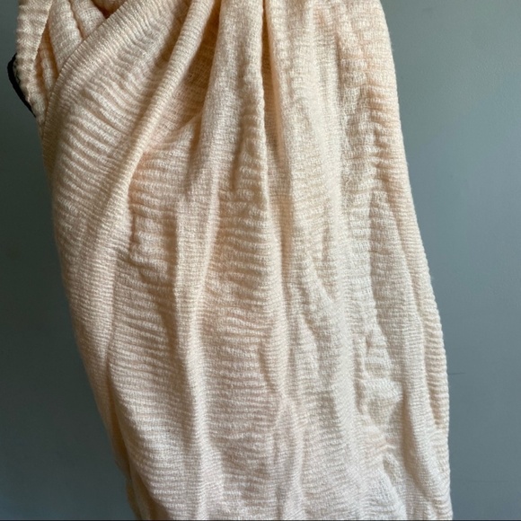 CEJON rectangle travel texture fringe scarf blush - Picture 2 of 4